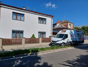 Zateplení stropu rodinného domu pomocí foukané izolace